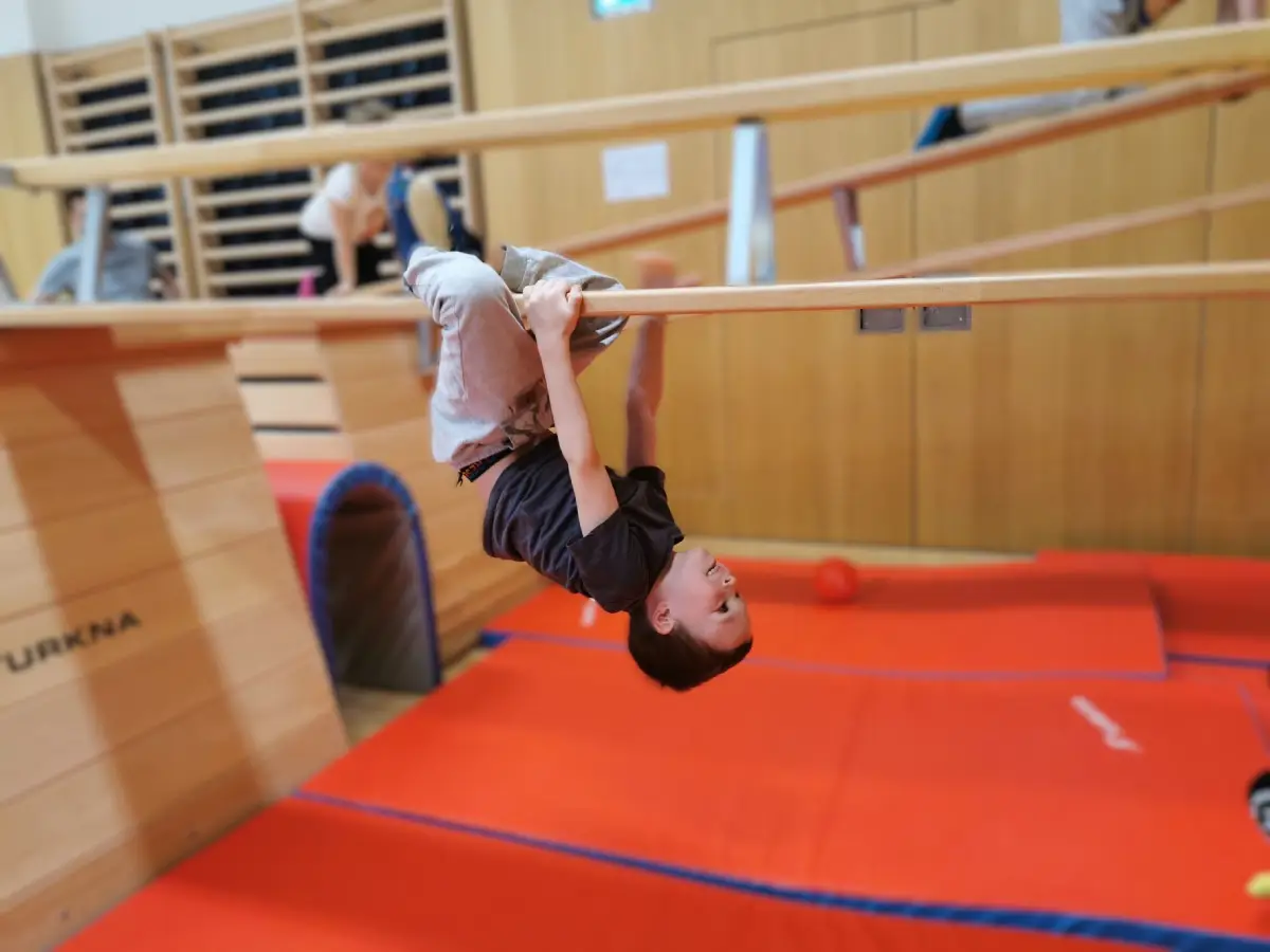 ElternKind Turnen Tigertatzen bei Sarahkids. Eindrücke aus der Turnhalle