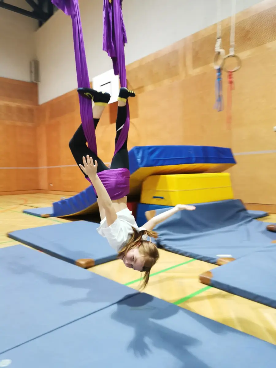 SarahKids Freche Schakale Kinder Turnen mit Großgeräten inm der Halle. Szene aus der Turnhalle.